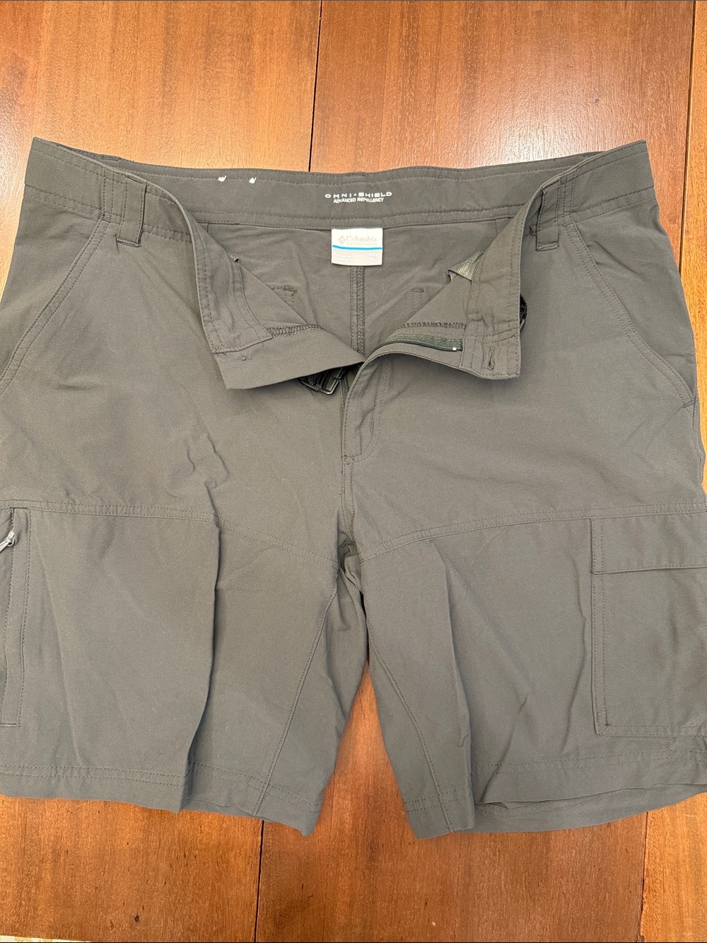 Columbia Men's gray Cargo Shorts